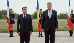 En visite en Roumanie, Emmanuel Macron est accueilli par le président Klaus Iohannis