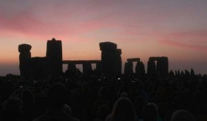 Royaume-Uni: le soleil se lève derrière Stonehenge pour le solstice d'été