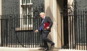 Royaume-Uni: le fragilisé Boris Johnson part au Parlement