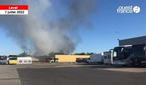 VIDÉO. À Laval, un violent incendie dans un entrepôt de stockage