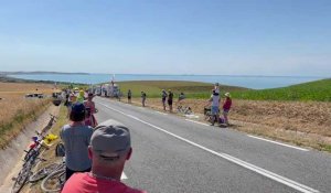 La caravane du Tour de France traverse Wissant direction Calais