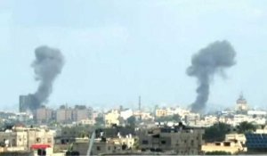 De la fumée s'échappe à la suite de frappes sur Rafah, dans le sud de Gaza