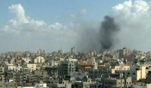 De la fumée s'élève au-dessus de Gaza lors d'échanges de tirs