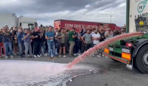 Pyrénées-Orientales : au péage du Boulou sur l'A9; les viticulteurs en colère déversent du vin en provenance d'Espagne sur le bitume