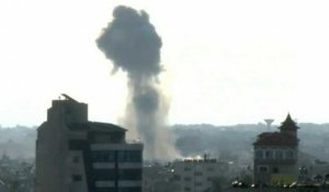 Dans le sud de Gaza, de la fumée s'élève après une frappe sur Rafah.