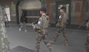 Dans les rues de Paris, les forces de Sentinelle prêtes à intervenir