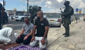 Des Palestiniens font la prière de vendredi dans les rues de Jérusalem