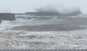 La tempête meurtrière Babet frappe le port de Stonehaven au Royaume-Uni