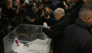 Pologne : le chef du parti Droit et Justice vote aux élections législatives