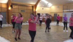 De la zumba pour Octobre rose à Guarbecque