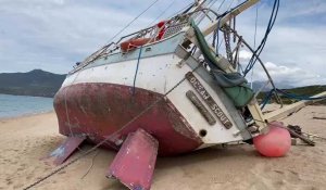 Le voilier échoué depuis dimanche 15 octobre sur la plage de Capu Laurosu à Propriano
