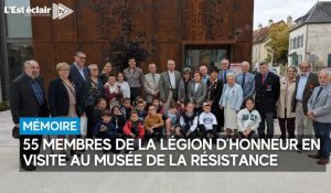55 membres de la Légion d’honneur en visite au musée de la Résistance avec des écoliers