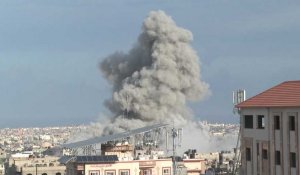 Un panache de fumée s'élève après une frappe israélienne sur Rafah, dans la bande de Gaza