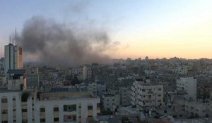 De la fumée dans le ciel de Gaza après des frappes israéliennes