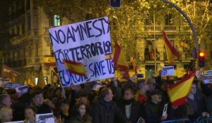 Des milliers de personnes manifestent devant le siège du parti socialiste à Madrid
