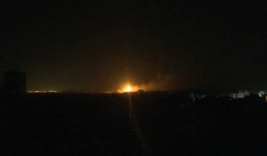 Des fusées éclairantes et des explosions dans le ciel nocturne de la ville de Gaza