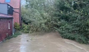 Inondations à Esquelbecq : La rue d'Arnèke à Esquelbecq est inondée
