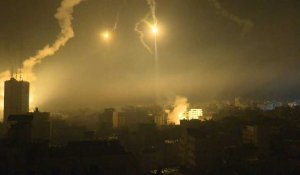Des fusées éclairantes illuminent le ciel de la ville de Gaza