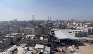 Des volutes de fumée s'élèvent après une frappe israélienne sur Rafah