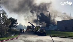 VIDÉO. Incendie d'une entreprise sarthoise : plus de 1 000 m2 détruits, le risque de pollution écarté