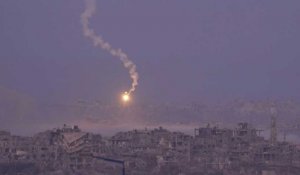 Des fusées éclairantes tombent sur Gaza alors que le soleil se lève