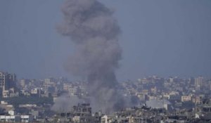 Explosion et panaches de fumée à Gaza vus depuis Israël