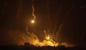 Des fusées éclairantes et des projectiles éclairent le ciel nocturne de Gaza