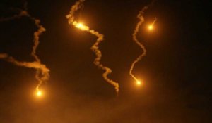 Des fusées éclairantes israéliennes dans le ciel de Gaza