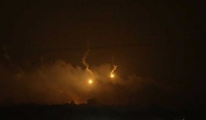 Des fusées éclairantes dans le ciel de la bande de Gaza
