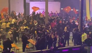 « Pour un flirt » à la fanzone du RC Lens à Eindhoven