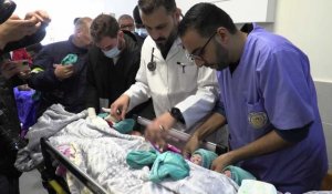 Les médecins palestiniens préparent des bébés prématurés à être évacués de Gaza