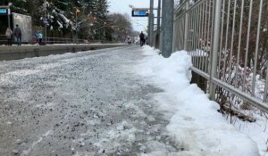 Images des trottoirs glissants à Munich après des pluies verglaçantes