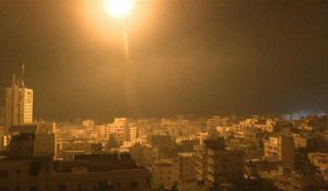 Des fusées éclairantes illuminent le ciel dans le nord de Gaza