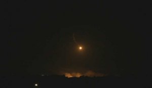 Des fusées éclairantes éclairent le ciel nocturne de Gaza