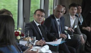 Suisse: Emmanuel Macron prend le train avec de jeunes entrepreneurs