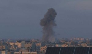 Un nuage de fumée s'élève après une frappe aérienne au nord de Rafah