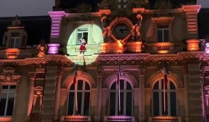 Tourcoing : le Père Noël est descendu du haut de l’hôtel de ville