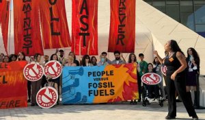Des militants demandent la fin des énergies fossiles lors de la COP28