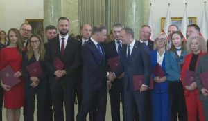 Le nouveau gouvernement polonais pose pour une photo après la prestation de serment de Tusk