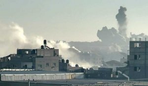 Des nuages de fumée s'élèvent au-dessus de Khan Younès à la suite de plusieurs frappes