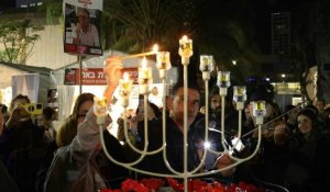 Tel-Aviv: des familles d'otages allument des bougies de Hanouka