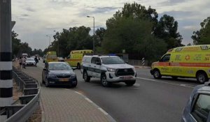Des ambulances entrent dans la ville de Sdérot en Israël