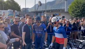 VIDEO. La sortie du car de Thibaut Pinot, pour sa dernière course au Tour de Lombardie 