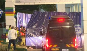 Des véhicules transportant des otages israéliens libérés arrivent au centre médical de Sheba