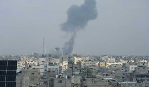 De la fumée s'élève après une explosion à l'ouest de Khan Younès, à Gaza