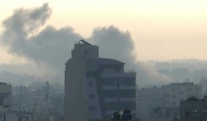 Un nuage de fumée s'élève après une frappe israélienne à Rafah