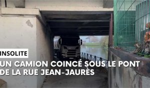 Un poids lourd coincé sour le pont de la rue Jean-Jaurès à Châlons-en-Champagne