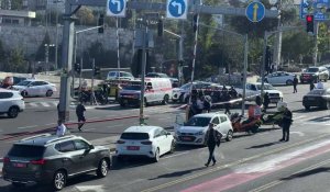Les forces de sécurité enlèvent la voiture utilisée lors d'une attaque à Jérusalem