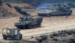 Des véhicules militaires israéliens manœuvrent près de la frontière de Gaza