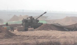 Israël : positions d'artillerie en bord de route dans le sud du pays